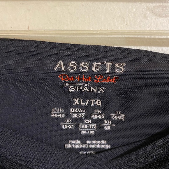 Assets by Spanx black leggings - Picture 4 of 4